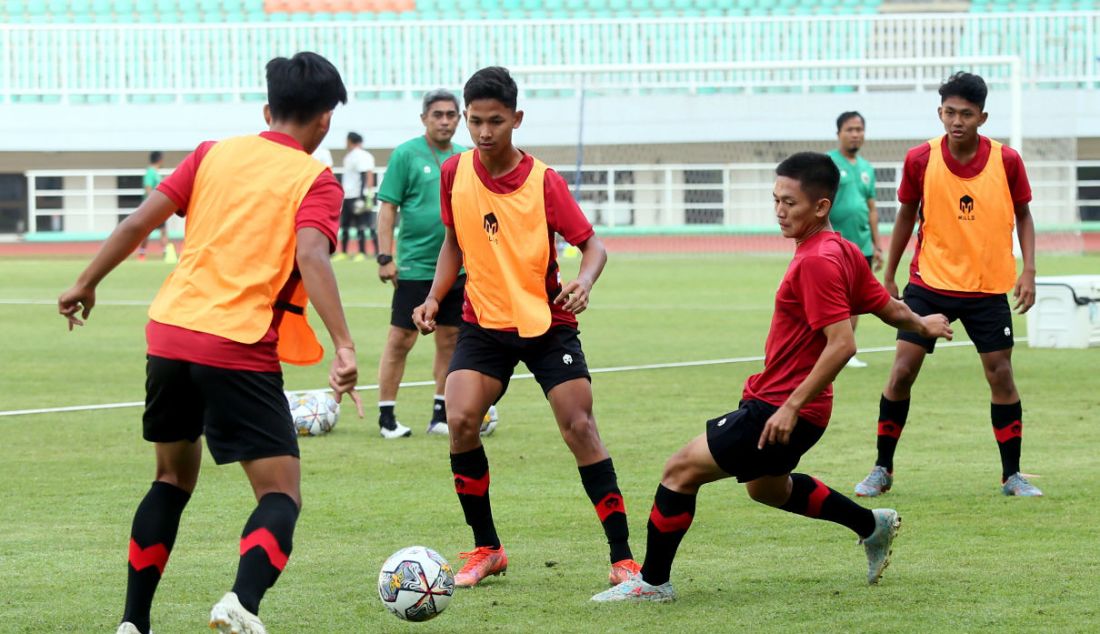 Pemain Timnas U-17 berlatih di Stadion Pakansari, Kabupaten Bogor, Jawa Barat, Jumat (30/9). Timnas U-17 mempersiapkan diri mengikuti kualifikasi Piala Asia U-17 Grub B melawan Timnas Guam U-17 pada Senin (3/10/2022). - JPNN.com