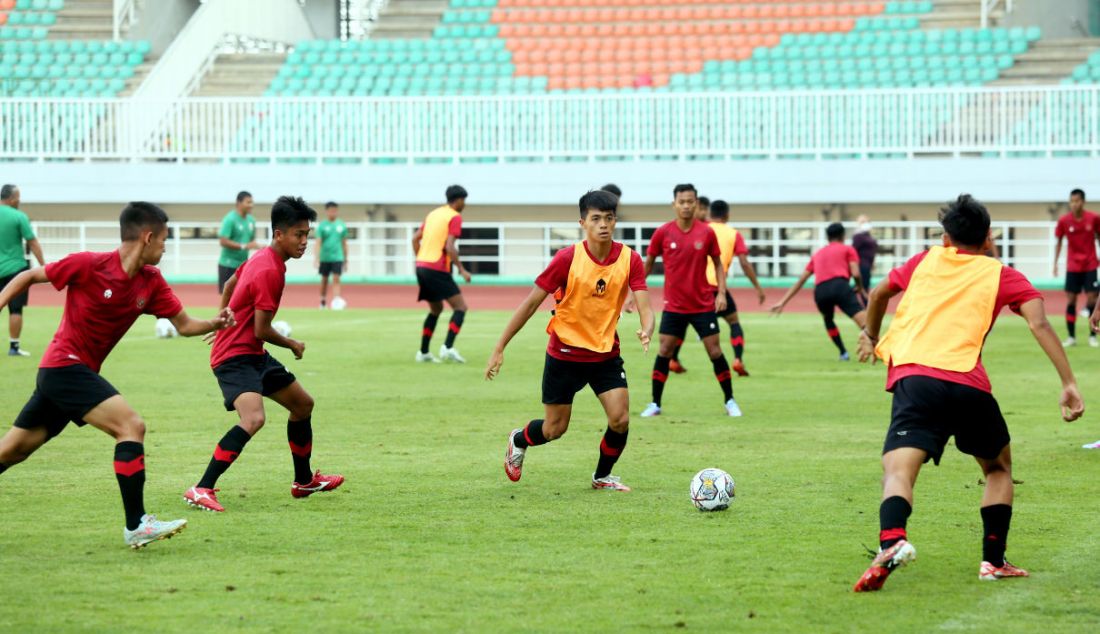 Pemain Timnas U-17 berlatih di Stadion Pakansari, Kabupaten Bogor, Jawa Barat, Jumat (30/9). Timnas U-17 mempersiapkan diri mengikuti kualifikasi Piala Asia U-17 Grub B melawan Timnas Guam U-17 pada Senin (3/10/2022). - JPNN.com