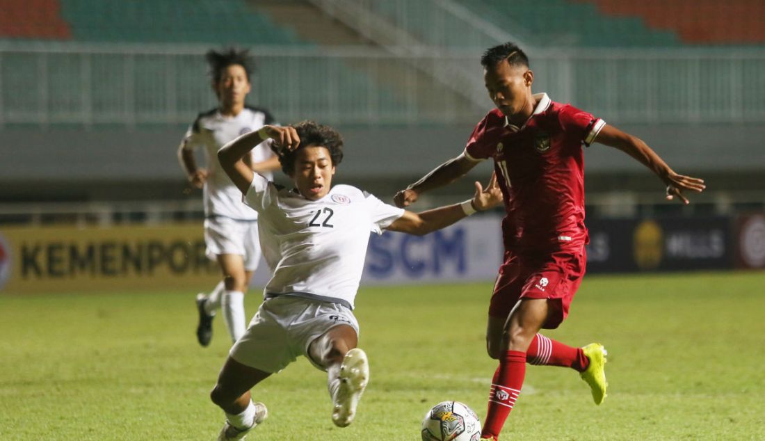 Pemain Timnas Indonesia U-17 M Riski Afrisal berusaha melewati hadangan pemain Timnas Guam U-17 pada Kualifikasi Piala Asia U-17 grub B di Stadion Pakansari, Kabupaten Bogor, Jawa Barat, Senin (3/10). Timnas Indonesia U-17 menang atas Timnas Guam U-17 dengan skor 14-0. - JPNN.com