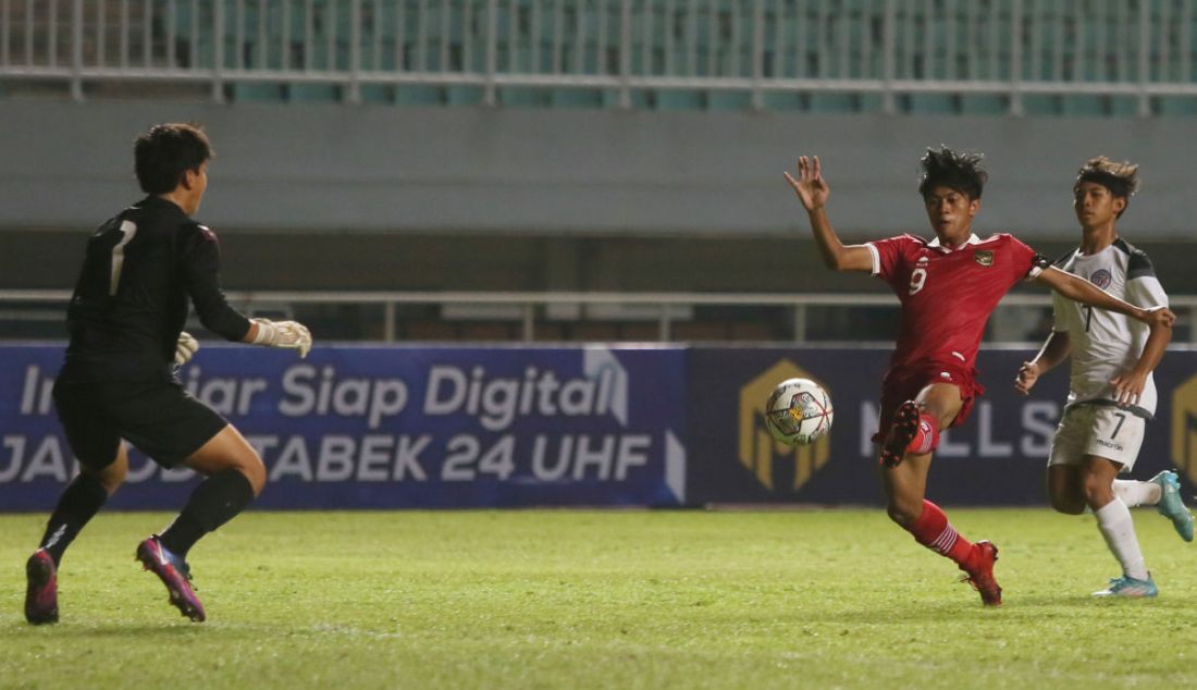 Pemain Timnas Indonesia U-17 Muhammad Kafiatur Rizky melakukan tembakan ke gawang Timnas Guam U-17 pada Kualifikasi Piala Asia U-17 grub B di Stadion Pakansari, Kabupaten Bogor, Jawa Barat, Senin (3/10). Timnas Indonesia U-17 menang atas Timnas Guam U-17 dengan skor 14-0. - JPNN.com