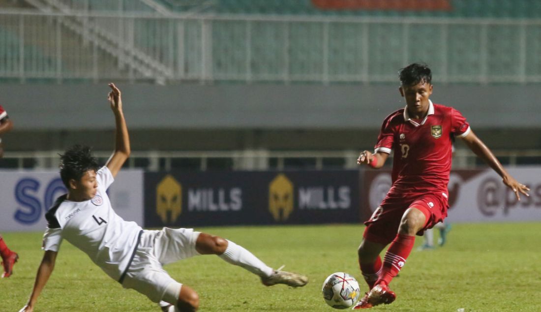 Pemain Timnas Indonesia U-17 Muhammad Nabil Asyura berusaha melewati pemain Timnas Guam U-17 pada Kualifikasi Piala Asia U-17 grub B di Stadion Pakansari, Kabupaten Bogor, Jawa Barat, Senin (3/10). Timnas Indonesia U-17 menang atas Timnas Guam U-17 dengan skor 14-0. - JPNN.com