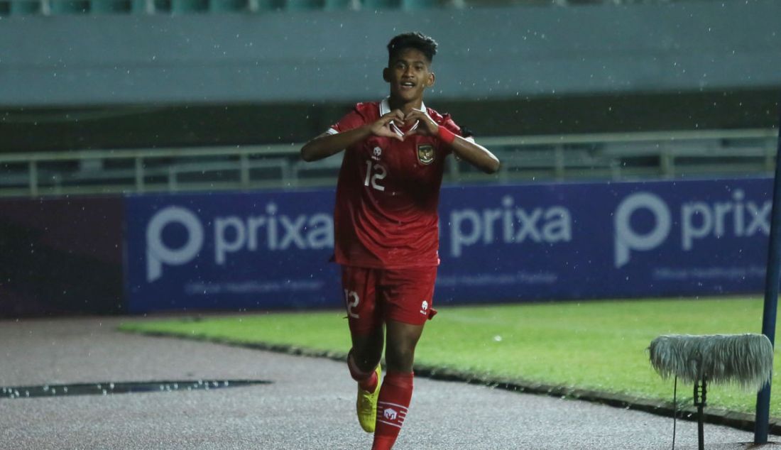 Pemain Timnas Indonesia U-17 Muhammad Narendra Tegar melakukan selebrasi seusai mencetak gol ke gawang Timnas Guam U-17 pada Kualifikasi Piala Asia U-17 grub B di Stadion Pakansari, Kabupaten Bogor, Jawa Barat, Senin (3/10). Timnas Indonesia U-17 menang atas Timnas Guam U-17 dengan skor 14-0. - JPNN.com