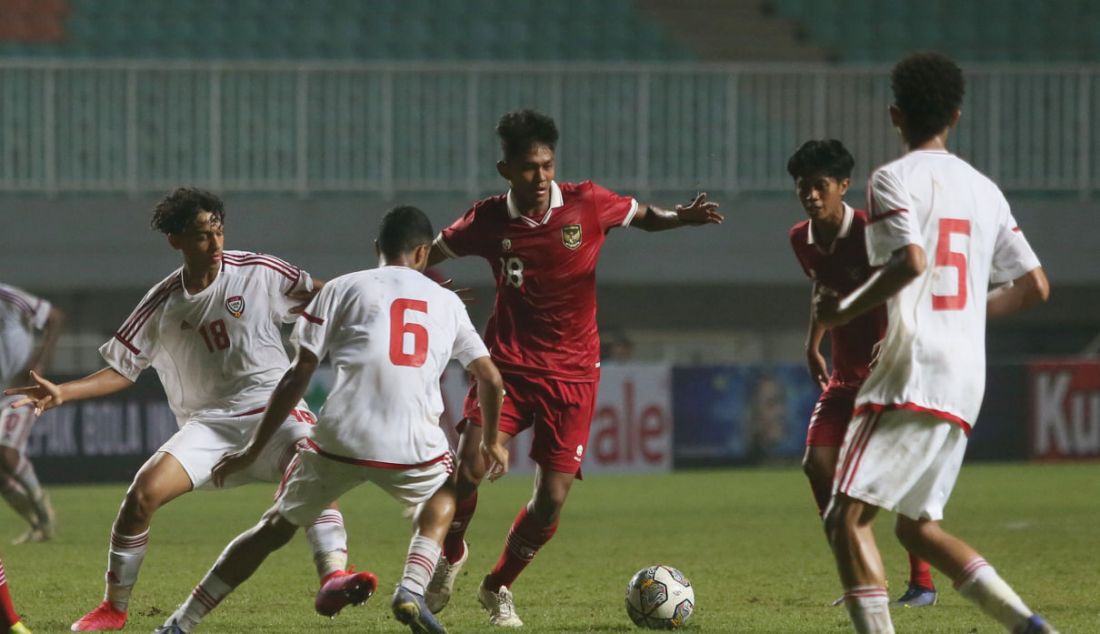 Pemain Timnas U-17 Indonesia Jehan Pahlevi mendapatkan pengawalan dari pemain United Arab Emirates pada Kualifikasi Grup B Piala Asia U-17 di Stadion Pakansari, Kabupaten Bogor, Jawa Barat, Rabu (5/10). - JPNN.com