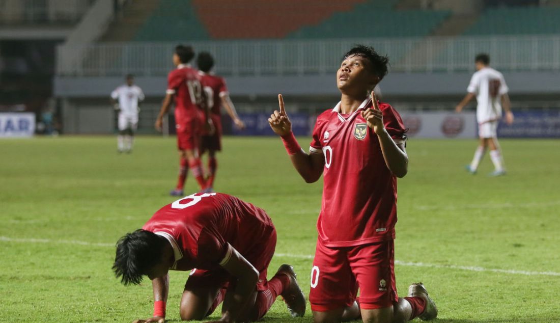Pemain Timnas U-17 Indonesia Muhammad Nabil Asyura melakukan selebrasi seusai mencetak gol ke gawang United Arab Emirates pada Kualifikasi Grup B Piala Asia U-17 di Stadion Pakansari, Kabupaten Bogor, Jawa Barat. - JPNN.com