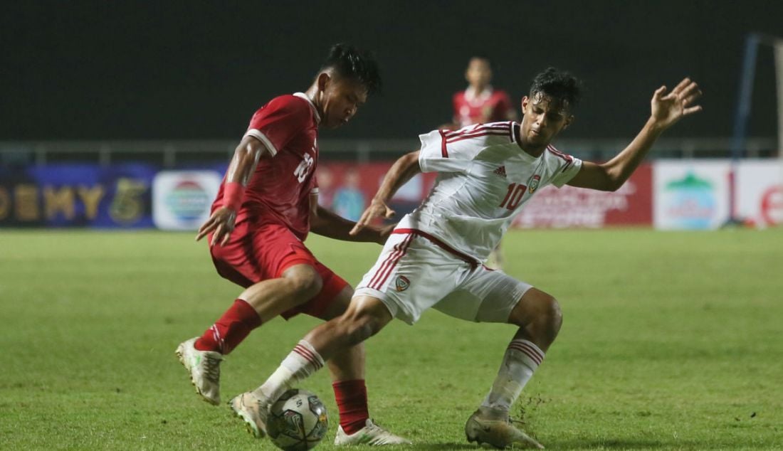 Pemain Timnas U-17 Indonesia Muhammad Nabil Asyura berebut bola dengan pemain United Arab Emirates. - JPNN.com