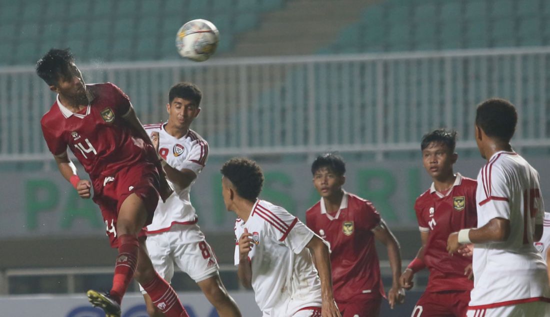 Pemain Timnas U-17 Indonesia Sulthan Zaky Praman menyundul bola pada Kualifikasi Grup B Piala Asia U-17 di Stadion Pakansari, Kabupaten Bogor, Jawa Barat. - JPNN.com