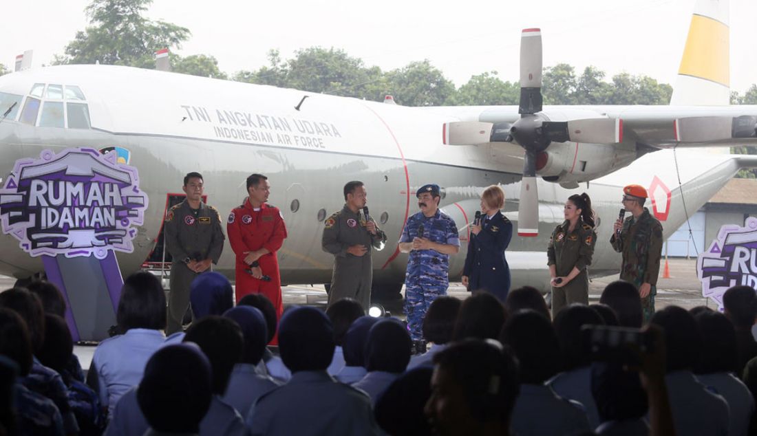 Sejumlah pilot TNI AU bersama Adam Suseno, Inul Daratista, Fitri Carlina, dan Indra Herlambang saat acara Rumah Idaman Spesial HUT ke-77 TNI bersama Skadron 31 Halim Perdanakusuma, Jakarta, Rabu (5/10). - JPNN.com