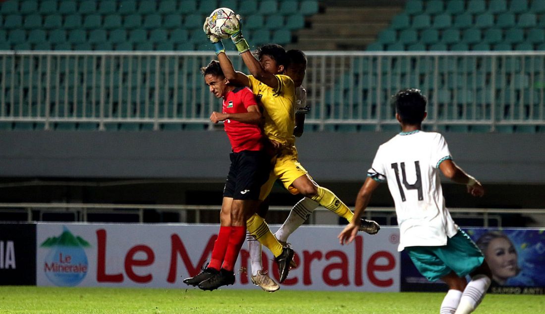 Kiper Timnas U-17 Indonesia Andrika Fathir Rachman menangkap bola pada laga kualifikasi Grup B Piala Asia U-17 di Stadion Pakansari, Kabupaten Bogor, Jawa Barat, Jumat (7/10). - JPNN.com