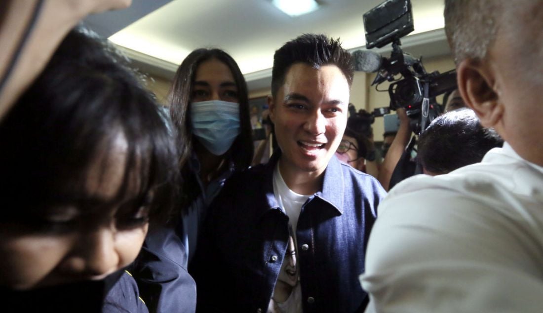 Pasangan selebritas Baim Wong dan Paula Verhoeven saat menjalani pemeriksaan di Polres Metro Jakarta Selatan, Jakarta, Jumat (7/10). - JPNN.com