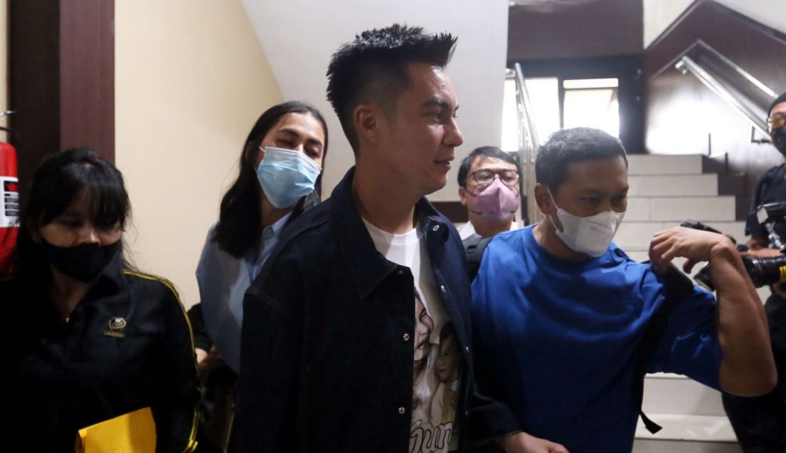 Pasangan selebritas Baim Wong dan Paula Verhoeven menjalani pemeriksaan di Polres Metro Jakarta Selatan, Jakarta, Jumat (7/10). Mereka diperiksa terkait konten prank laporan palsu KDRT. - JPNN.com