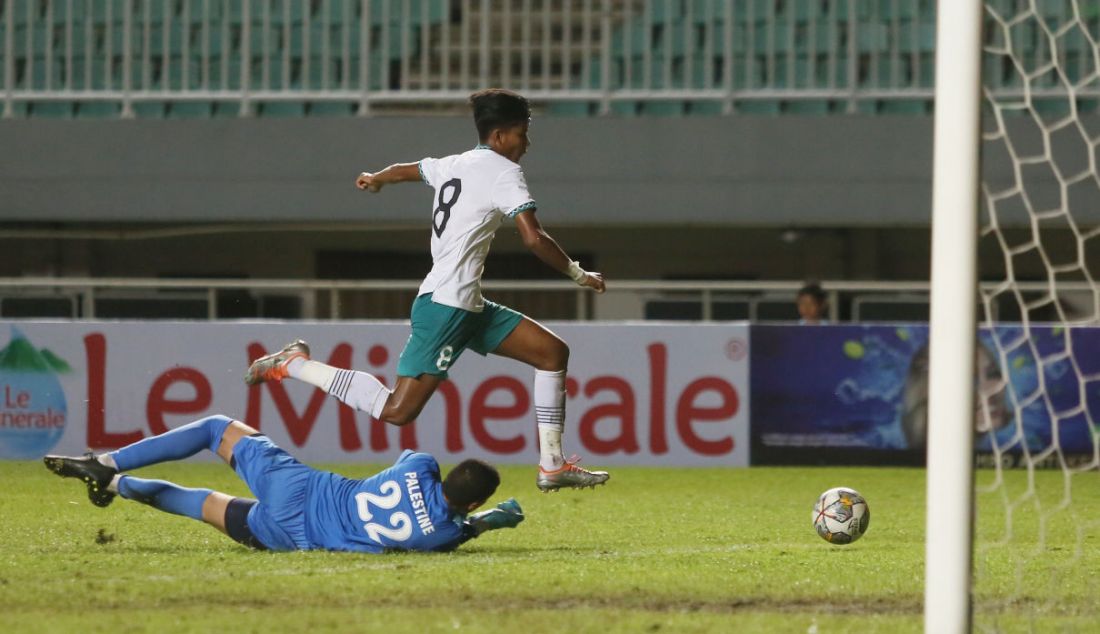 Pemain Timnas U-17 Indonesia Arkhan Kaka Putra mengejar bola pada laga kualifikasi Grup B Piala Asia U-17 di Stadion Pakansari, Kabupaten Bogor, Jawa Barat, Jumat (7/10). - JPNN.com