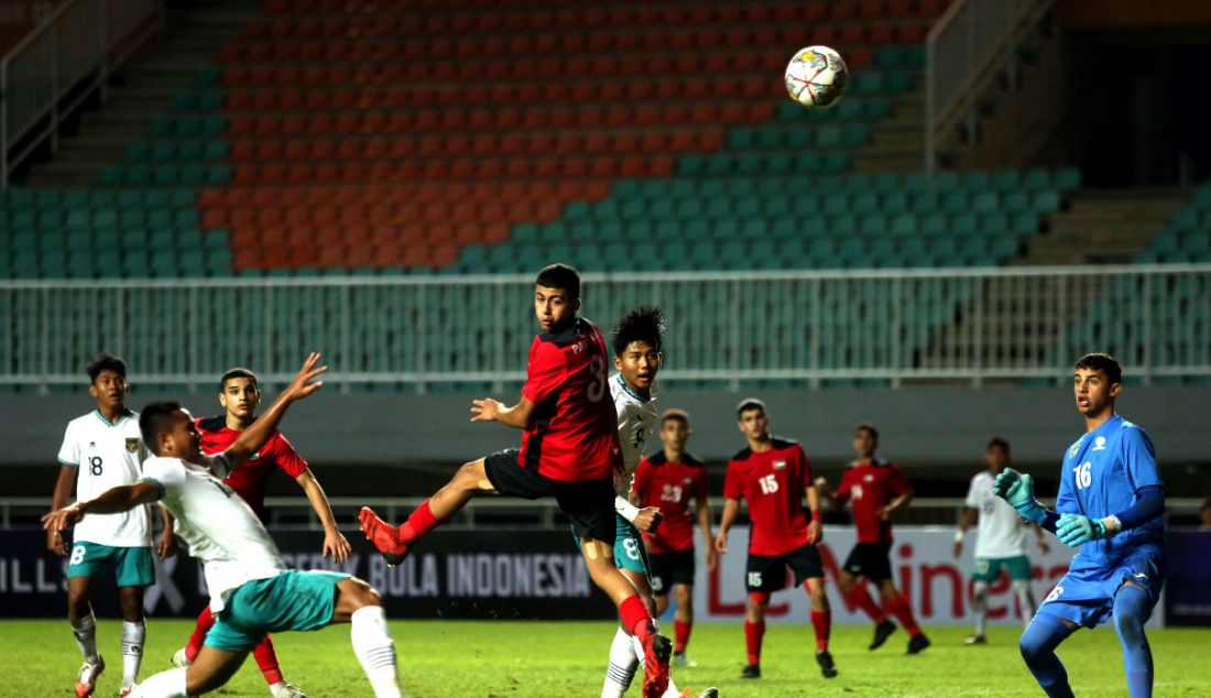 Duel Indonesia vs Palestina pada laga Grup B kualifikasi Piala Asia U-17 di Stadion Pakansari, Kabupaten Bogor, Jawa Barat, Jumat (7/10). - JPNN.com