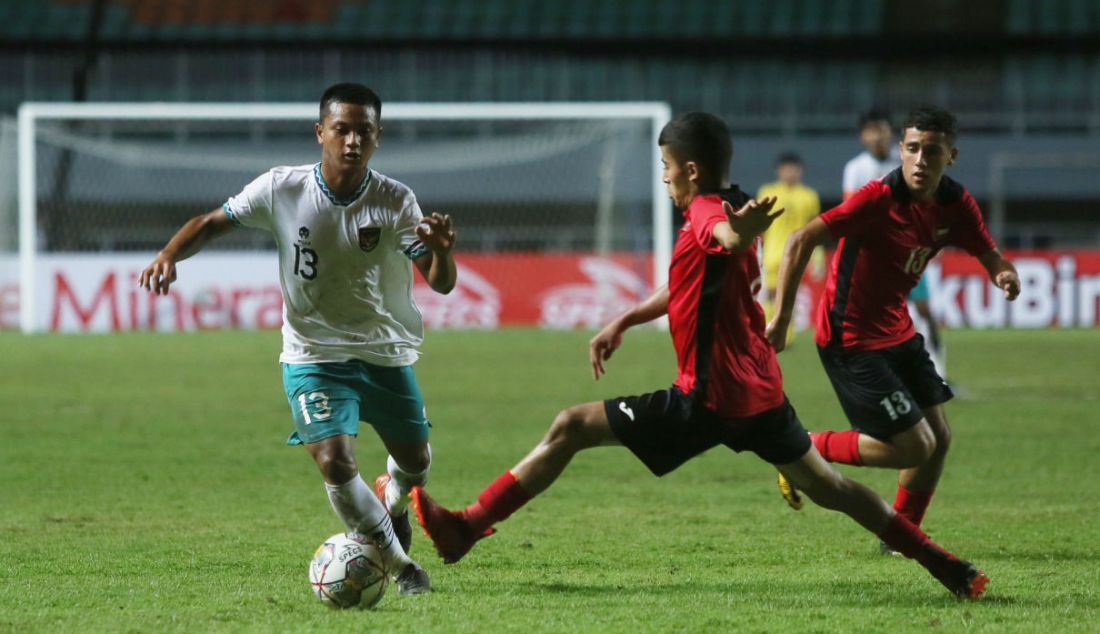Pemain Timnas U-17 Indonesia Azzaky Esa Erlangga berusaha melewati pemain Palestina pada laga kualifikasi Grup B Piala Asia U-17 di Stadion Pakansari, Kabupaten Bogor, Jawa Barat, Jumat (7/10). Indonesia menang 2-0. - JPNN.com
