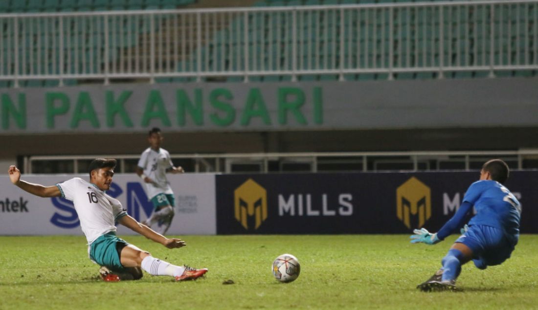 Pemain Timnas U-17 Indonesia Muhammad Gaoshirowi berusaha menjangkau bola pada pertandingan kualifikasi Grup B Piala Asia U-17 di Stadion Pakansari, Kabupaten Bogor, Jawa Barat, Jumat (7/10). Timnas U-17 mengalahkan Palestina 2-0. - JPNN.com
