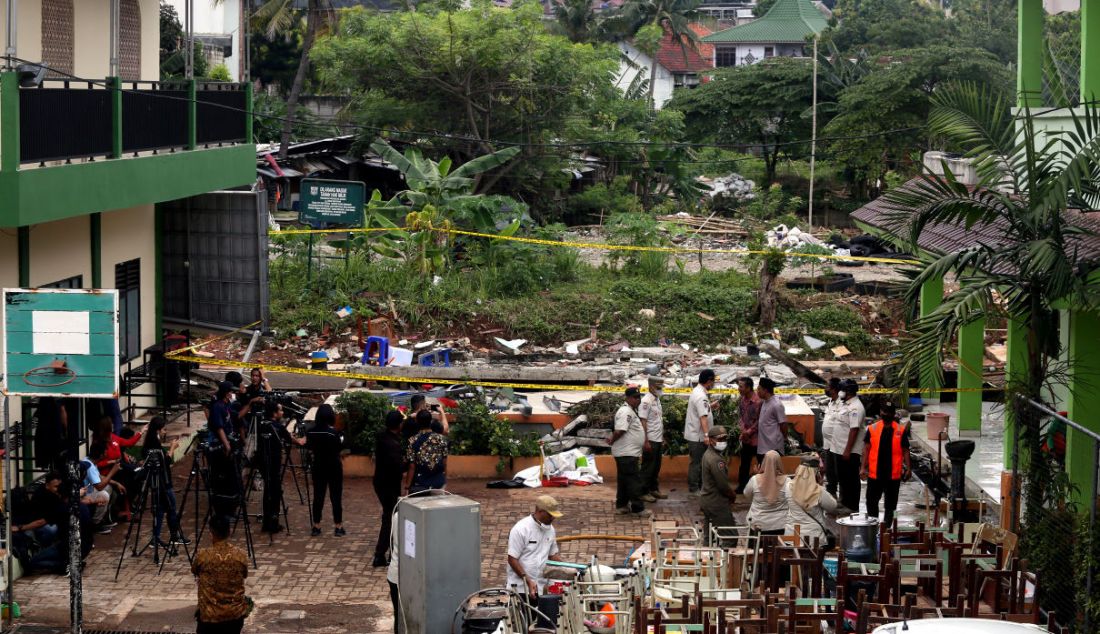 Suasana MTsN 19 Pondok Labu setelah diterjang banjir. - JPNN.com