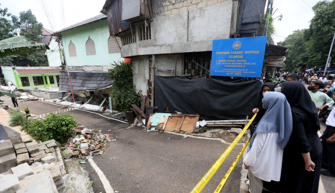 Warga saat melihat kondisi MTsN 19 Pondok Labu. Sebanyak tiga siswa di MTsN 19 Pondok Labu, Jumat (7/10). - JPNN.com