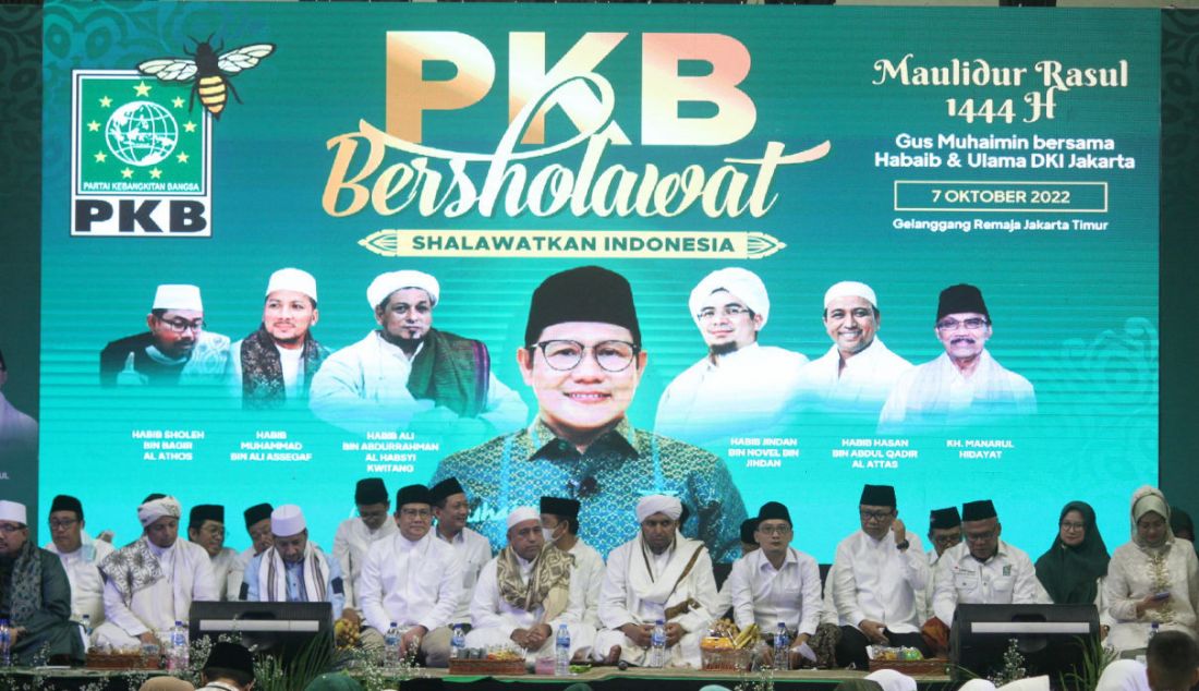 Ketua Umum Partai Kebangkitan Bangsa (PKB) Abdul Muhaimin Iskandar, bersama habaib dan warga DKI Jakarta saat menghadiri PKB Bersholawat di Gelanggang Remaja Jakarta Timur (GRJT), Jakarta, Jumat (7/10). - JPNN.com