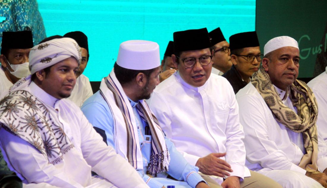 Ketua Umum Partai Kebangkitan Bangsa (PKB) Abdul Muhaimin Iskandar, bersama habaib dan warga DKI Jakarta saat menghadiri PKB Bersholawat di Gelanggang Remaja Jakarta Timur (GRJT), Jakarta, Jumat (7/10). - JPNN.com