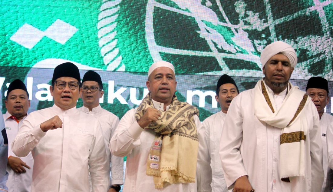 Ketua Umum Partai Kebangkitan Bangsa (PKB) Abdul Muhaimin Iskandar, bersama habaib dan warga DKI Jakarta saat menghadiri PKB Bersholawat di Gelanggang Remaja Jakarta Timur (GRJT), Jakarta, Jumat (7/10). - JPNN.com