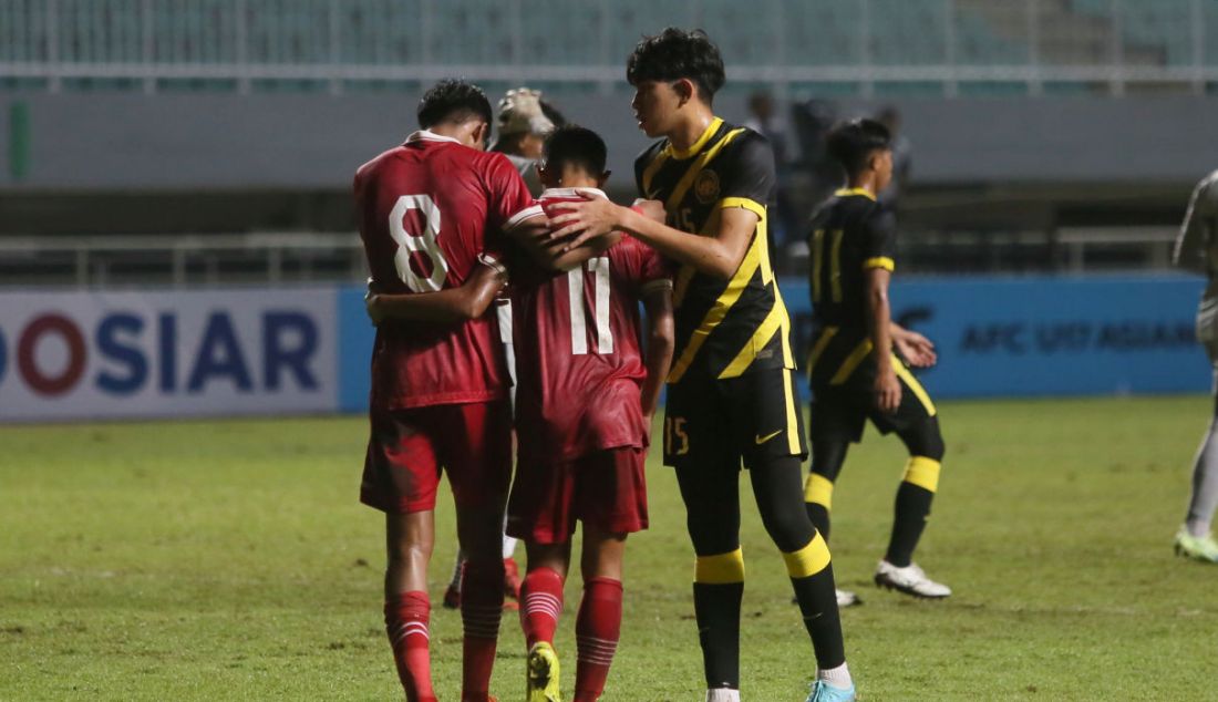 Pemain Timnas Malaysia memberikan semangat kepada dua pemain Timnas U-17 Indonesia di Stadion Pakansari, Kabupaten Bogor, Jawa Barat, Minggu (9/10). Indonesia kalah 1-5. - JPNN.com