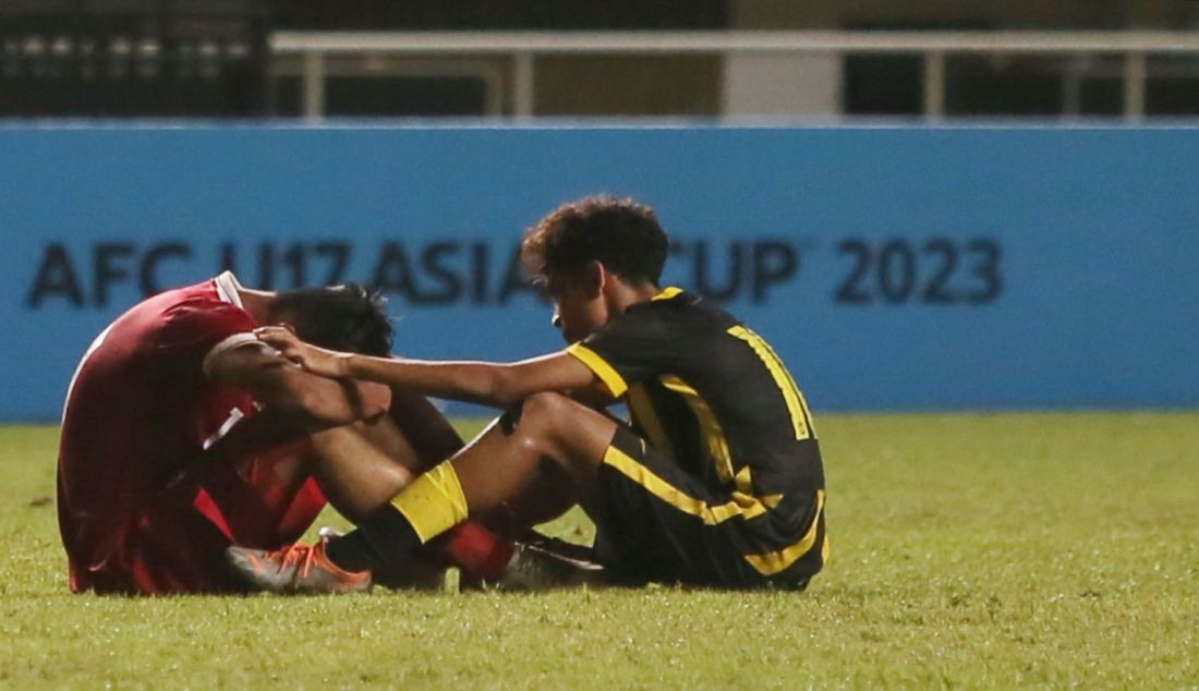 Pemain Timnas Malaysia memberikan semangat kepada pemain Timnas U-17 Indonesia di Stadion Pakansari, Kabupaten Bogor, Jawa Barat, Minggu (9/10). Indonesia kalah 1-5. - JPNN.com