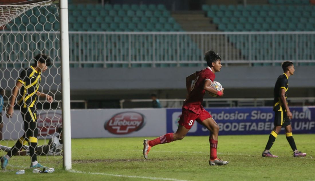 Pemain Timnas U-17 Indonesia Arkhan Kaka Putra membawa bola seusai mencetak gol ke gawang Malaysia. - JPNN.com