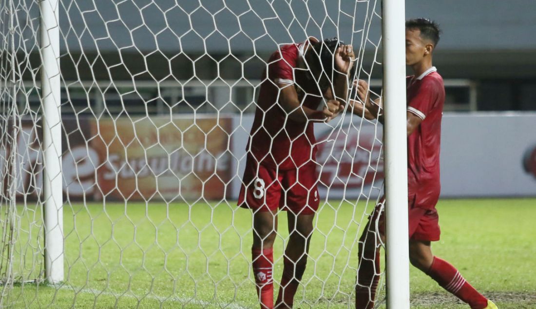 Pemain Timnas U-17 Indonesia Arkhan Kaka Putra tertunduk pada Kualifikasi Grup B Piala Asia U-17 di Stadion Pakansari, Kabupaten Bogor, Jawa Barat, Minggu (9/10). Indonesia kalah 1-5. - JPNN.com