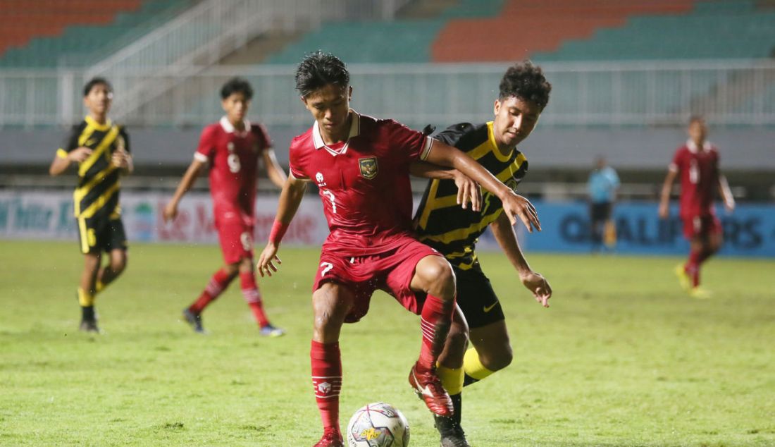 Pemain Timnas U-17 Indonesia Figo Dennis Saputrananto berduel dengan pemain Timnas U-17 Malaysia pada Kualifikasi Grup B Piala Asia U-17 di Stadion Pakansari, Kabupaten Bogor, Jawa Barat, Minggu (9/10). - JPNN.com