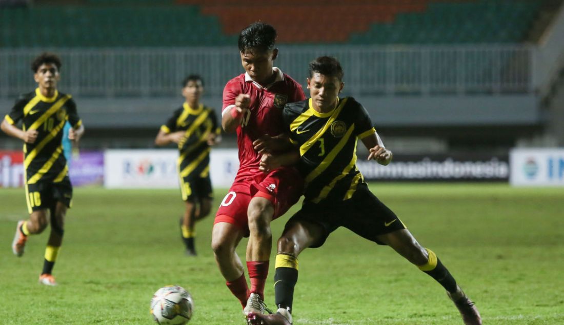 Pemain Timnas U-17 Indonesia Muhammad Nabil Asyura berduel dengan pemain Malaysia. - JPNN.com