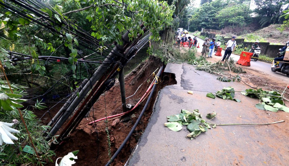Kondisi ujung jembatan Cisadane Jalan Darul Quran yang mengalami longsor, Bogor, Jawa Barat, Rabu (12/10). Longsor tersebut diakibatkan hujan deras kemarin dan tidak mengalami korban jiwa. - JPNN.com