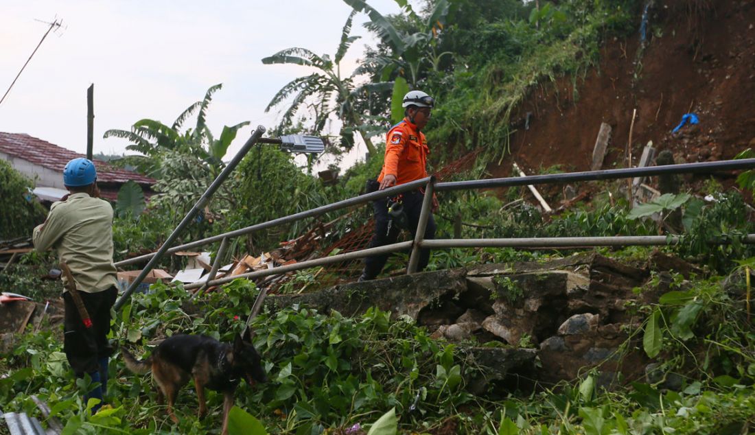 Tim SAR mencari korban yang tertimbun longsor di Kampung Kebon Jahe, Kelurahan Kebon Kelapa, Kecamatan Bogor Tengah, Kota Bogor, Jawa Barat, Kamis (13/10). - JPNN.com