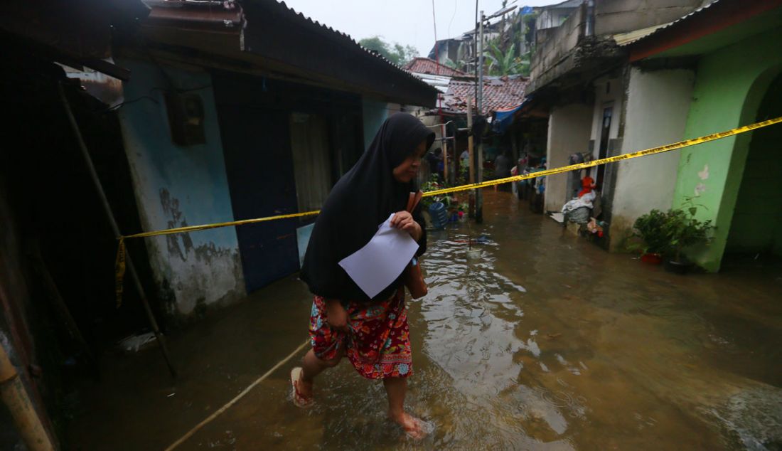 Warga meninggalkan rumahnya setelah terjadi longsor di Kampung Kebon Jahe, Kelurahan Kebon Kelapa, Kecamatan Bogor Tengah, Kota Bogor, Jawa Barat, Kamis (13/10). - JPNN.com