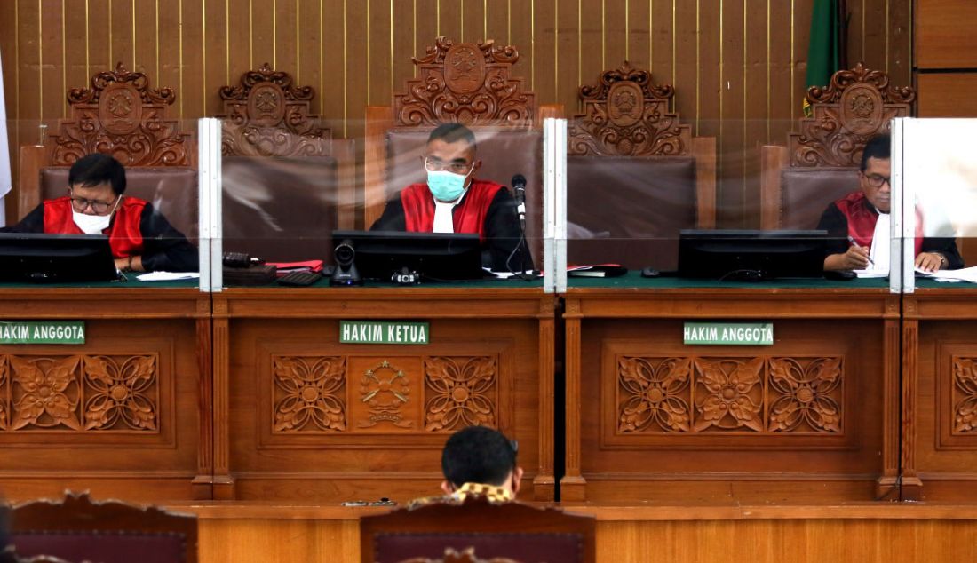 Ketua Majelis Hakim Wahyu Imam Santoso memimpin sidang kasus pembunuhan berencana terhadap Brigadir Nofriansyah Yosua Hutabarat atau Brigadir J, Ferdy Sambo di Pengadilan Negeri Jakarta Selatan, Jakarta, Senin (17/10). - JPNN.com