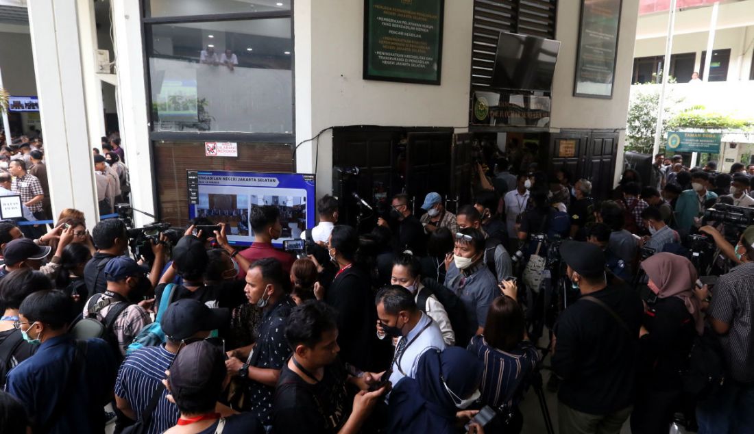 Suasana Pengadilan Negeri Jakarta Selatan menjelang sidang terdakwa kasus pembunuhan berencana terhadap Brigadir Nofriansyah Yosua Hutabarat, Ferdy Sambo di Pengadilan Negeri Jakarta Selatan, Jakarta, Senin (17/10). - JPNN.com