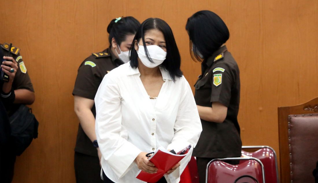 Terdakwa kasus pembunuhan berencana terhadap Brigadir Nofriansyah Yosua Hutabarat atau Brigadir J, Putri Candrawathi di Pengadilan Negeri Jakarta Selatan, Jakarta, Senin (17/10). - JPNN.com