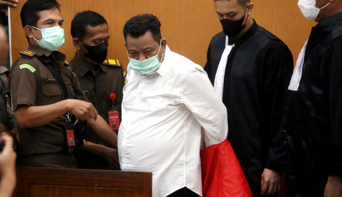 Terdakwa kasus pembunuhan berencana terhadap Brigadir Nofriansyah Yosua Hutabarat atau Brigadir J, Kuat Ma'ruf melepas rompi tahanan sebelum menjalani sidang dakwaan di Pengadilan Negeri Jakarta Selatan, Jakarta, Senin (17/10). - JPNN.com