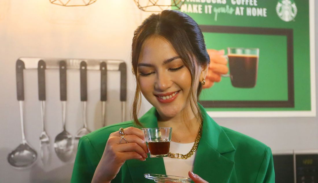 Artis Jessica Mila mencicipi kopi pada Peluncuran Starbucks Coffee At Home, Jakarta, Selasa (18/10). - JPNN.com