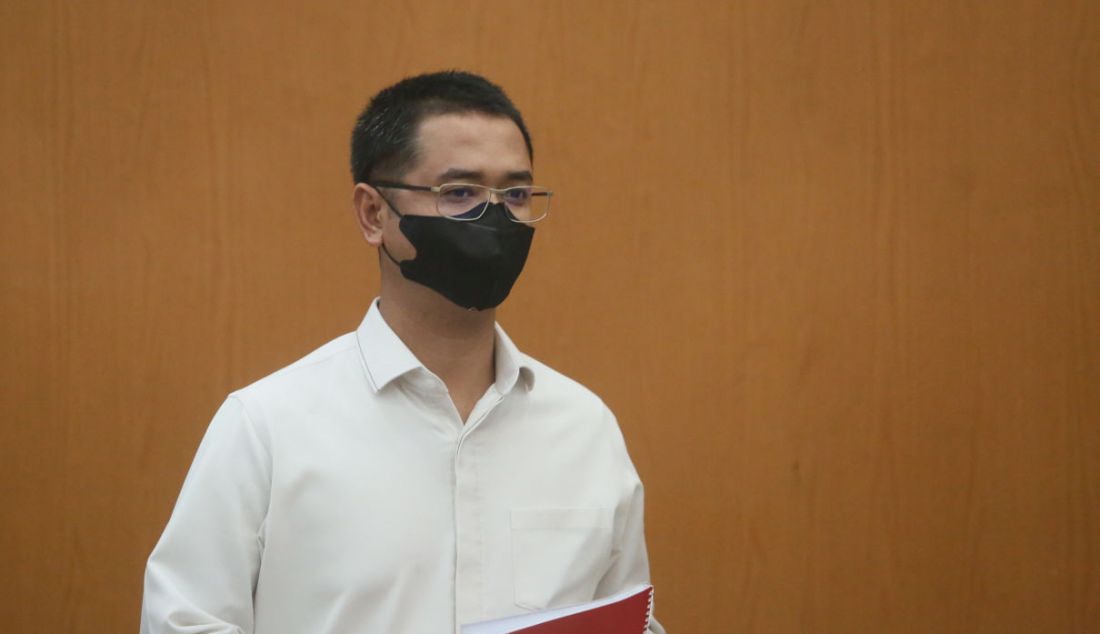 Terdakwa kasus perintangan penyidikan atau obstruction of justice Irfan Widyanto menjalani sidang dakwaan di Pengadilan Negeri Jakarta Selatan, Rabu (19/10). - JPNN.com
