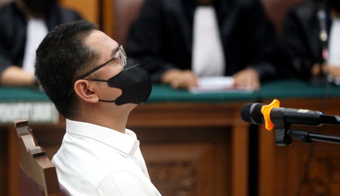 Terdakwa kasus perintangan penyidikan atau obstruction of justice Irfan Widyanto menjalani sidang dakwaan di Pengadilan Negeri Jakarta Selatan, Rabu (19/10). - JPNN.com