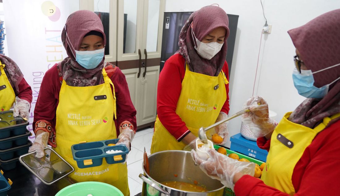 Kader di Desa Gintungkerta melakukan persiapan untuk pendistribusian makanan sehat di Dapur Sehat Atasi Stunting (DASHAT) yang dihadirkan oleh Nestlé Indonesia bersama Badan Kependudukan dan Keluarga Berencana Nasional (BKKBN) sebagai upaya untuk membuka akses lebih banyak bagi masyarakat untuk mendapatkan makanan yang bergizi dan mendapatkan informasi mengenai gizi seimbang dan pola hidup sehat agar terhindar dari malnutrisi khususnya gizi kurang kronik yang kemudian dikenal dengan stunting. - JPNN.com