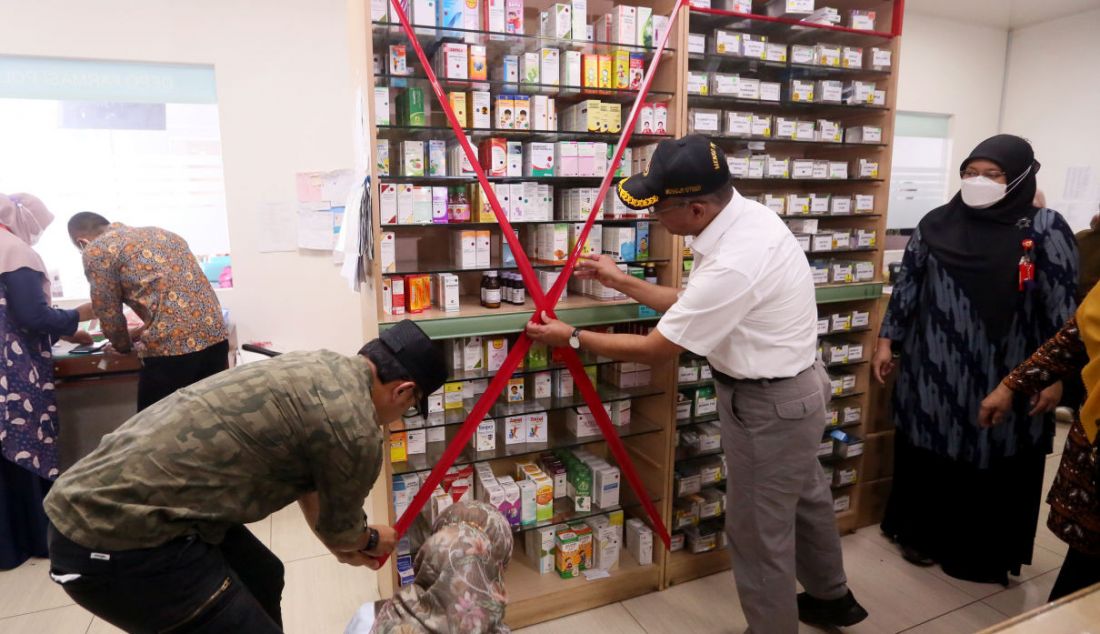 Menko PMK Muhadjir Effendy bersama Wali Kota Bogor Bima Arya memberikan tanda obat penurun panas yang dilarang peredarannya oleh BPOM di Depo Farmasi Poliklinik Afiat PMI, Kota Bogor, Jawa Barat, Sabtu (22/10). - JPNN.com