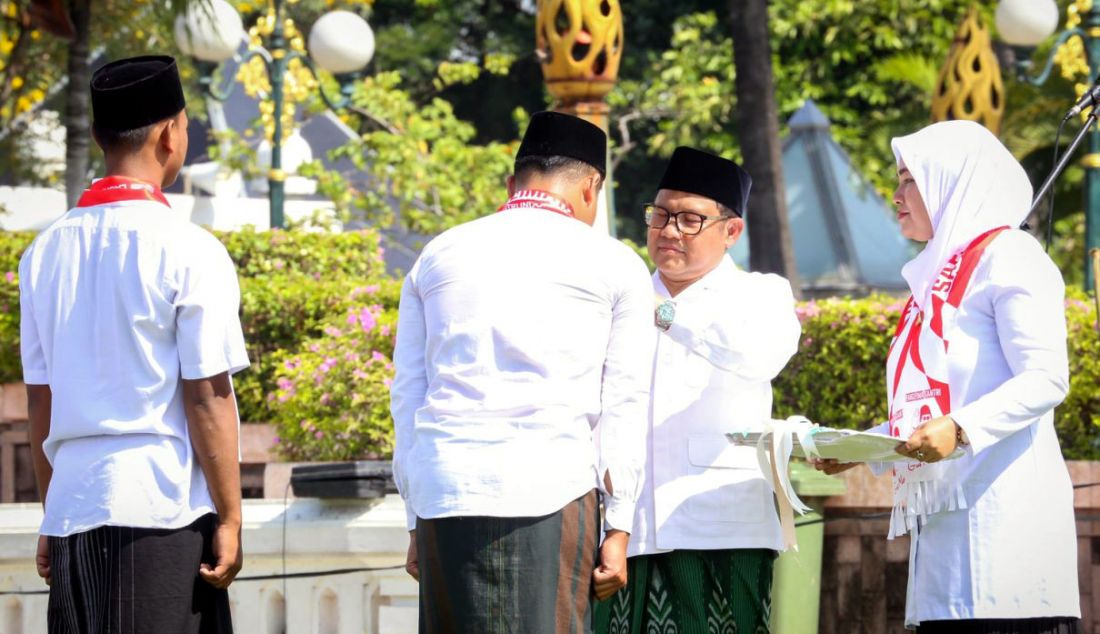 Panglima Santri Indonesia Abdul Muhaimin Iskandar (Gus Muhaimin) memimpin apel akbar peringatan Hari Santri Nasional (HSN) 2022 di komplek Tugu Pahlawan Surabaya, Jawa Timur, Sabtu (22/10). Gus Muhaimin juga mengukuhkan ribuan santri yang mengikuti apel akbar tersebut sebagai Laskar Santri Indonesia. - JPNN.com