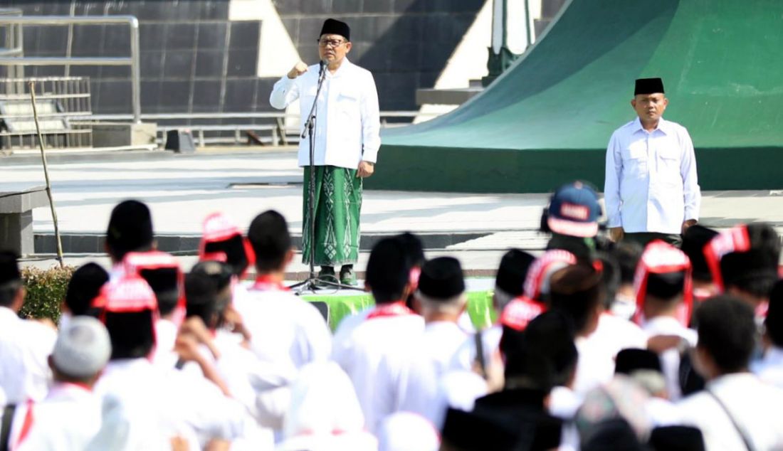 Panglima Santri Indonesia Abdul Muhaimin Iskandar (Gus Muhaimin) memimpin apel akbar peringatan Hari Santri Nasional (HSN) 2022 di komplek Tugu Pahlawan Surabaya, Jawa Timur, Sabtu (22/10). Gus Muhaimin juga mengukuhkan ribuan santri yang mengikuti apel akbar tersebut sebagai Laskar Santri Indonesia. - JPNN.com