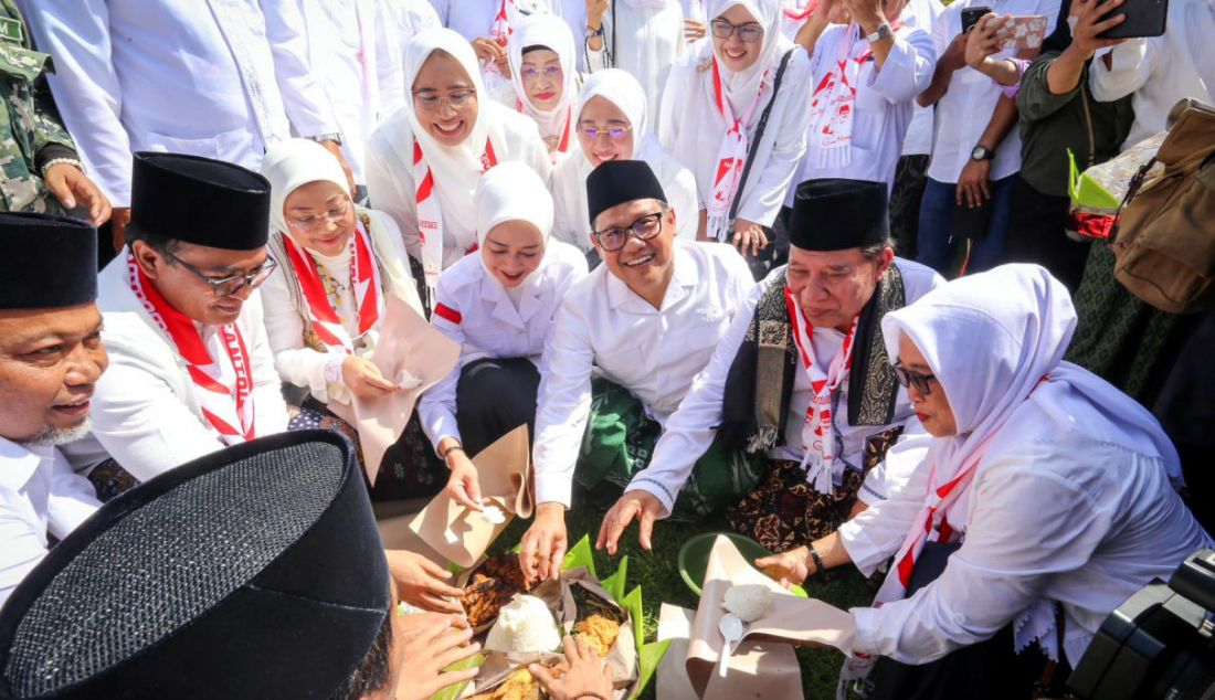 Panglima Santri Indonesia Abdul Muhaimin Iskandar (Gus Muhaimin) memimpin apel akbar peringatan Hari Santri Nasional (HSN) 2022 di komplek Tugu Pahlawan Surabaya, Jawa Timur, Sabtu (22/10). Gus Muhaimin juga mengukuhkan ribuan santri yang mengikuti apel akbar tersebut sebagai Laskar Santri Indonesia. - JPNN.com