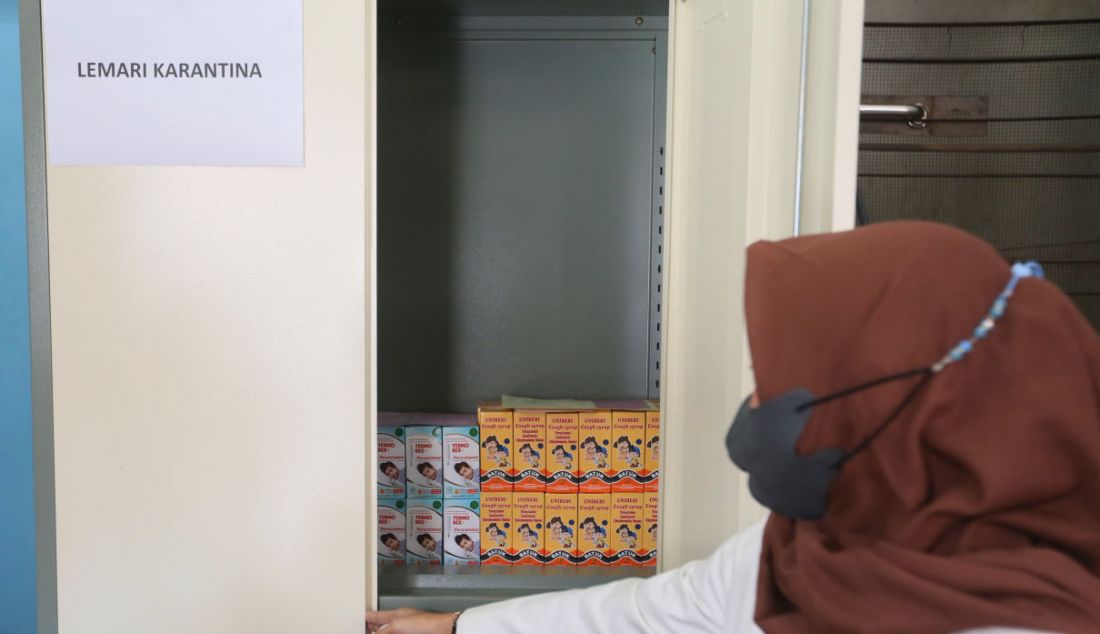 Petugas saat menunjukkan obat penurun panas yang dilarang peredarannya oleh BPOM di Apotek Sehat, Kota Bogor, Jawa Barat, Sabtu (22/10). - JPNN.com