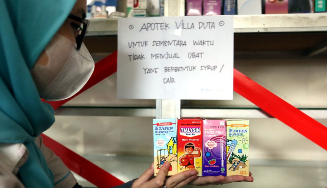 Petugas saat menunjukkan obat penurun panas yang dilarang peredarannya oleh BPOM di Apotek Villa Duta, Kota Bogor, Jawa Barat, Sabtu (22/10). - JPNN.com
