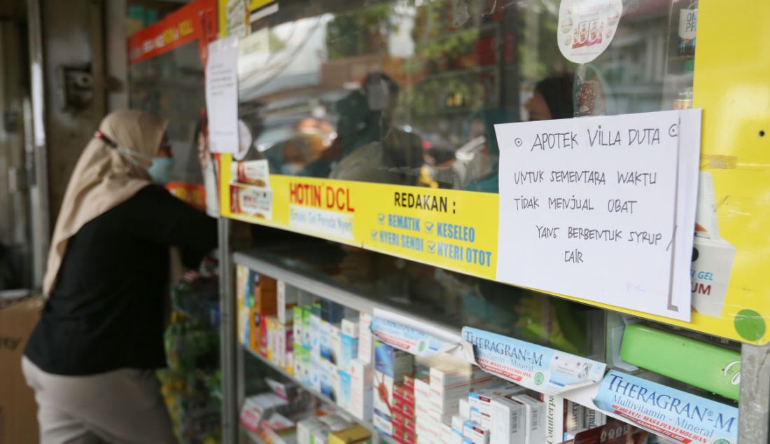 Sebuah tulisan pemberitahuan tidak menjual obat sirup terpasang di Apotek Villa Duta, Kota Bogor, Jawa Barat, Sabtu (22/10). - JPNN.com