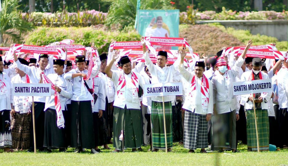 Sejumlah santri saat mengikuti apel akbar peringatan Hari Santri Nasional (HSN) 2022 di komplek Tugu Pahlawan Surabaya, Jawa Timur, Sabtu (22/10). Gus Muhaimin juga mengukuhkan ribuan santri yang mengikuti apel akbar tersebut sebagai Laskar Santri Indonesia. - JPNN.com