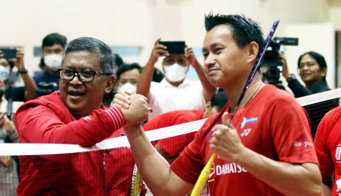 Sekjen PDIP Hasto Kristiyanto bersalaman dengan raih emas Olimpiade 2000 Chandra Wijaya pada Turnamen Bulu tangkis Persahabatan 15 Ormas Pemuda dan Mahasiswa di GBK Arena, Jakarta, Minggu (23/10). Acara ini dalam rangka memperingati Sumpah Pemuda. - JPNN.com