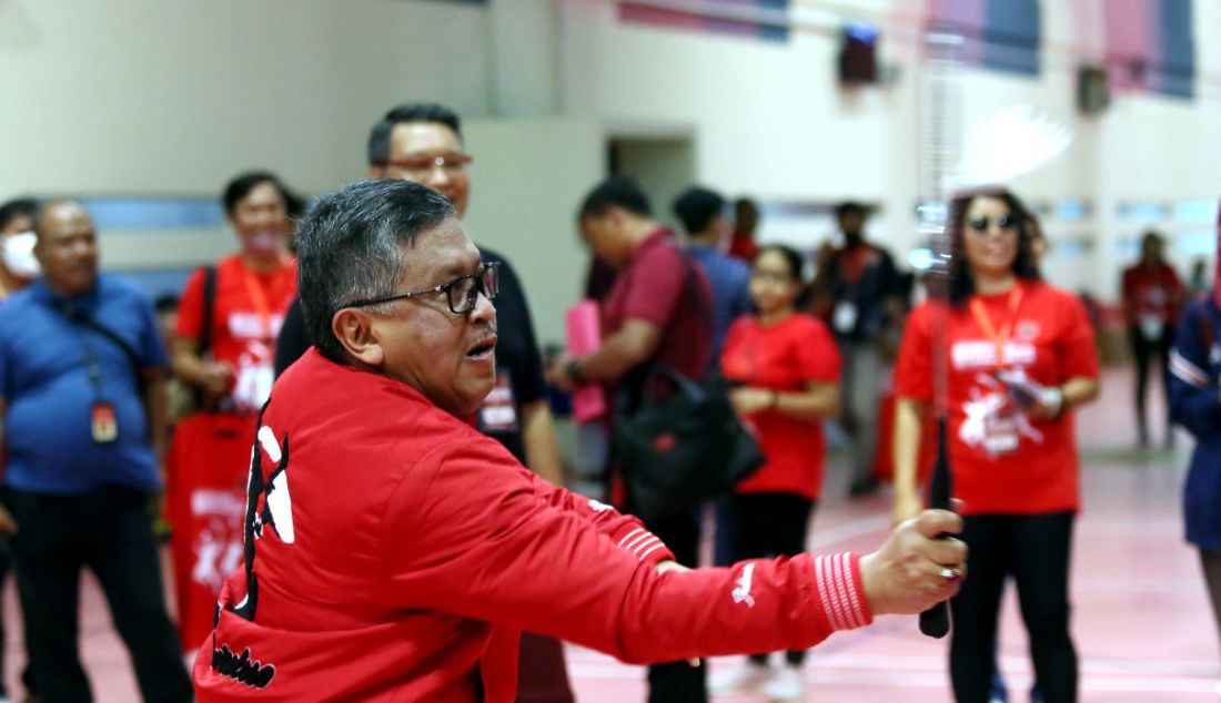 Sekjen PDIP Hasto Kristiyanto bersama Ketua DPP PDIP Eriko Sotarduga saat membuka Turnamen Bulu tangkis Persahabatan 15 Ormas Pemuda dan Mahasiswa di GBK Arena, Jakarta, Minggu (23/10). Acara ini dalam rangka memperingati Sumpah Pemuda. - JPNN.com